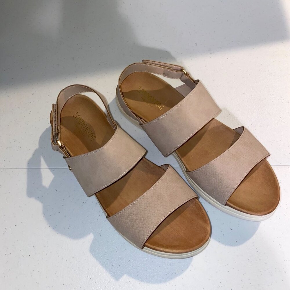 London Fog Womens Casual Flat Sandals with adjustable strap size 9.5M open toe